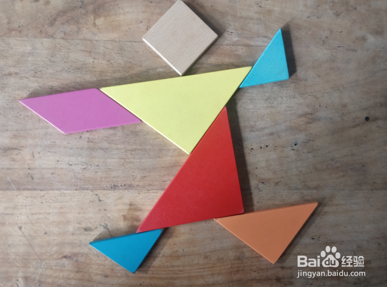 用七巧板怎样拼一个抬着胳膊向前跑的小孩？