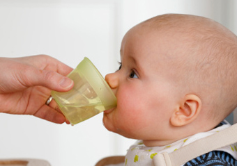 如何教宝宝使用杯子喝水？