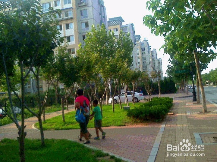 人行道路铺设要安全平坦