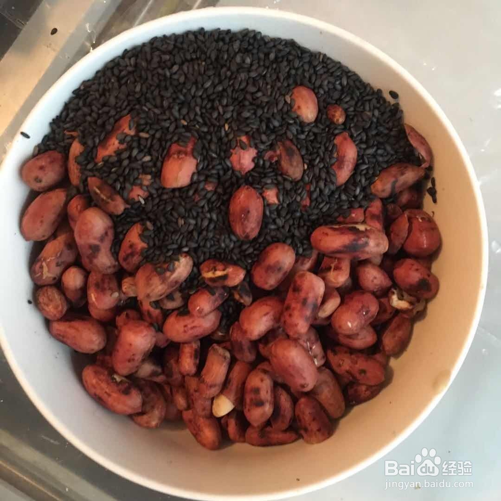 怎样做一份黑芝麻红糖衣花生