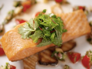 味道令人难忘的地中海风味香煎三文鱼