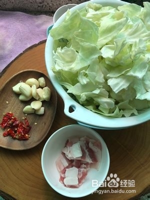 炝炒手撕包菜的做法