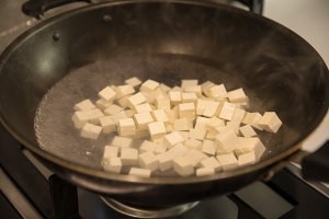 农家盐卤豆腐煲的做法
