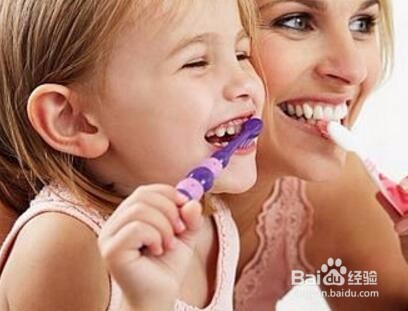 <b>如何采取正确的刷牙方式</b>