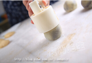 红豆沙冰皮月饼