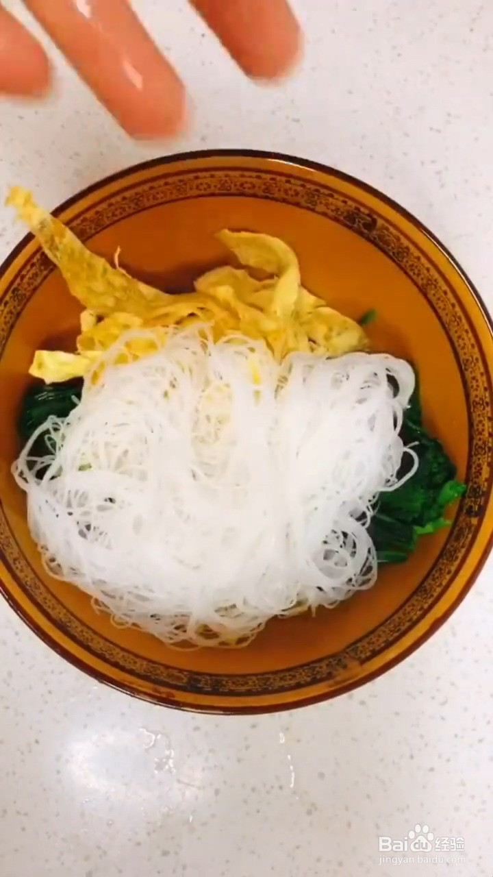 如何制作凉拌菠菜蛋皮粉丝