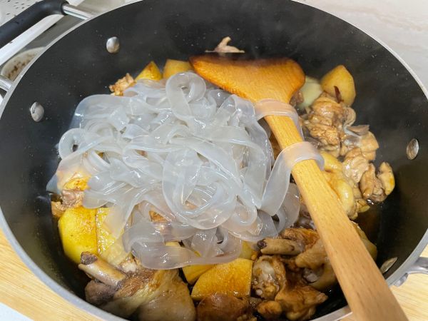 香菇鸡肉炖土豆