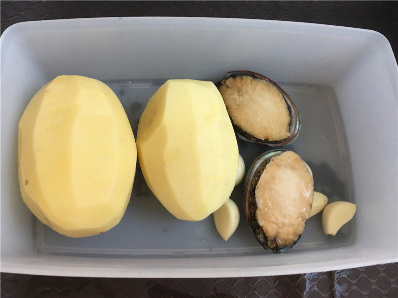 鲍鱼酱肘焖土豆的做法