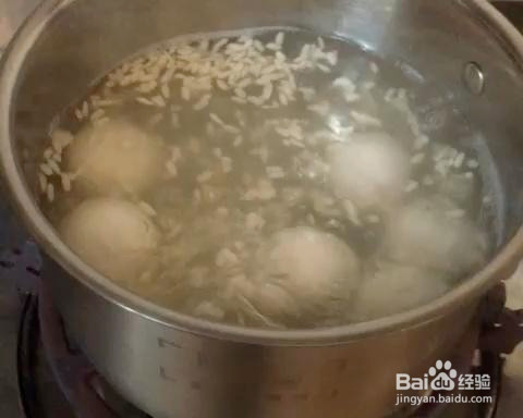 醪糟汤圆煮鸡蛋的做法