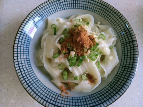 一碗特色油泼面