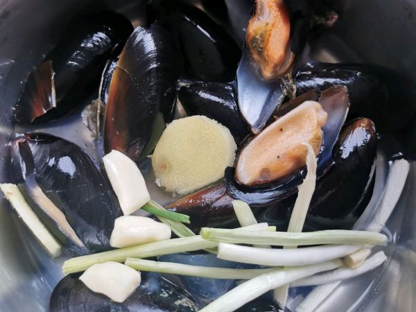 上汤贻贝金花菜