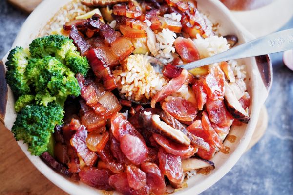 广式双拼腊味煲仔饭