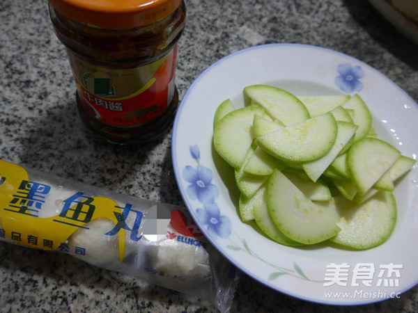 牛肉酱墨鱼丸炒西葫芦