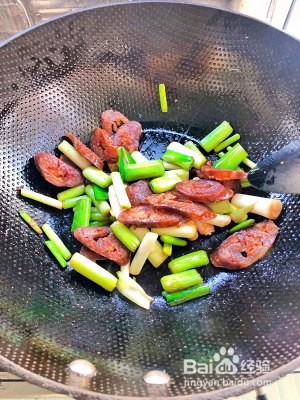 蒜苗炒腊肠的美味做法