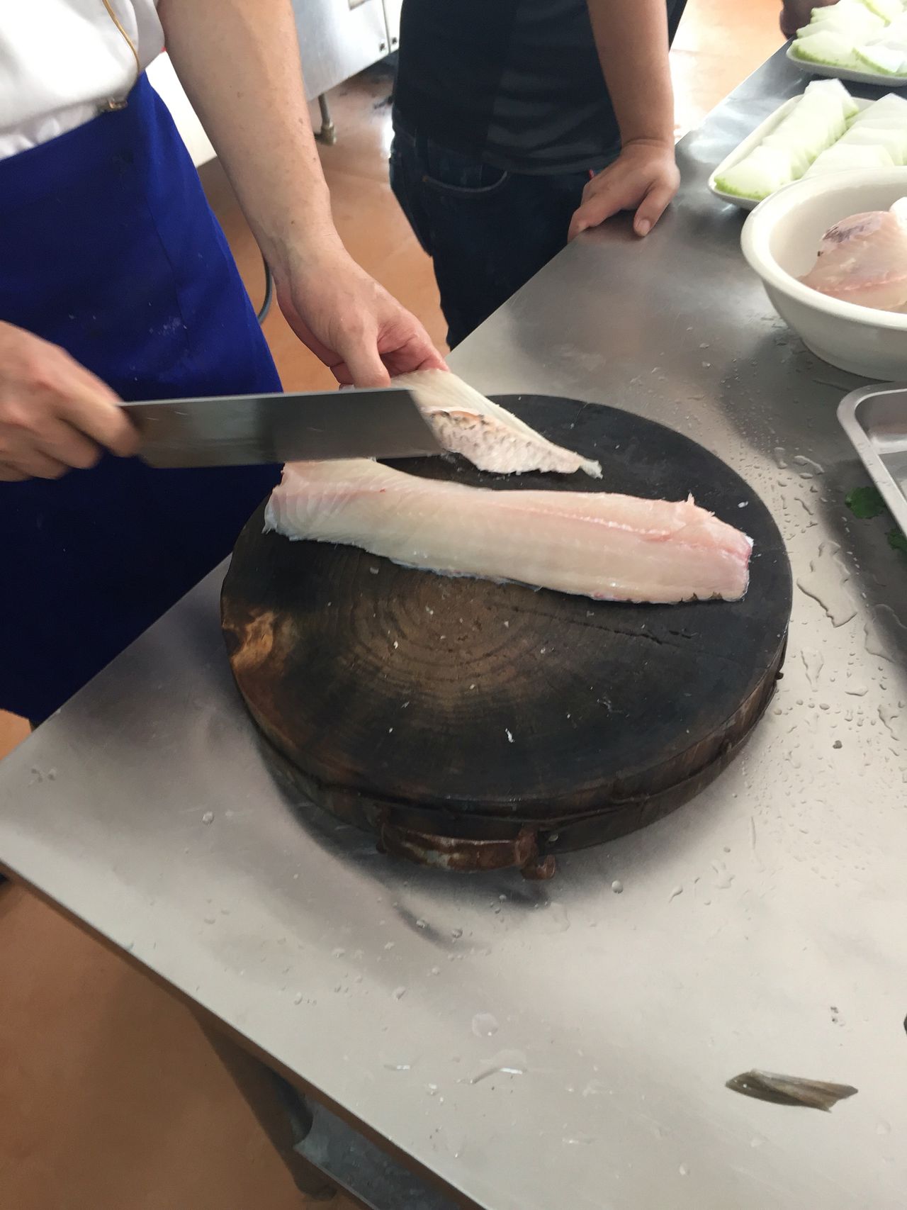 香味十足的切鱼片和切鱿鱼的做法