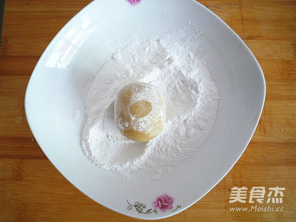 广式绿豆蛋黄月饼