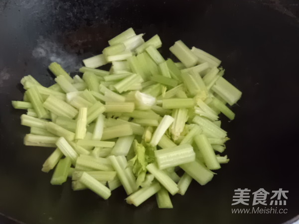 火腿炒芹菜的做法