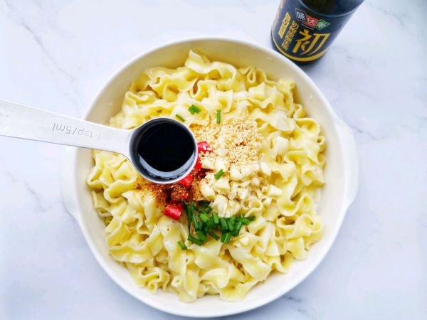 香拌油泼刀削面