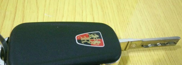 荣威rx5遥控钥匙怎么打开换电池配图片