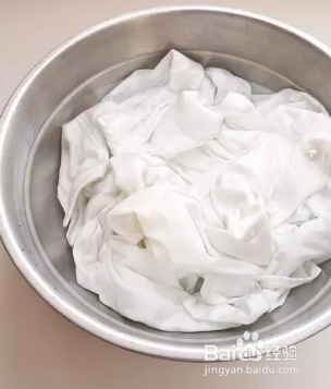 使用蓝月亮洗衣液去除衣服上的水果渍的步骤