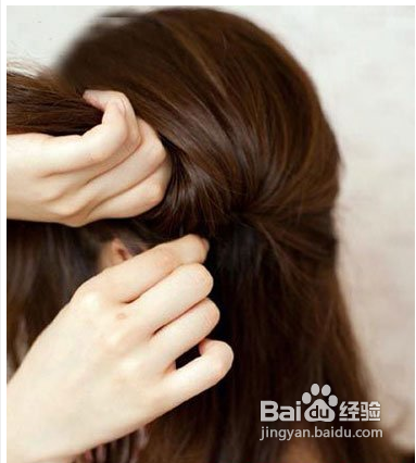 简单时尚半扎发发型的打造