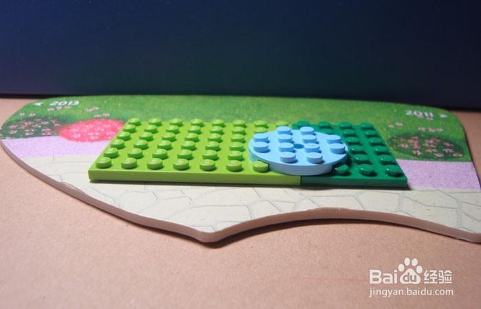 如何用积木拼装公园玩小玩具的场景