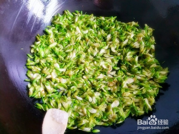 家常槐花炒鸡蛋