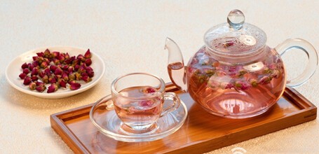 女性经常喝玫瑰花茶改善色斑
