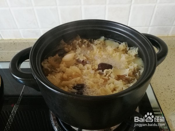 如何制作银耳雪梨百合红枣汤