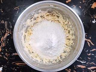 Hello kitty饼干草莓塔怎么做？