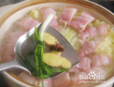 咸肉鲜虾白菜煲的做法