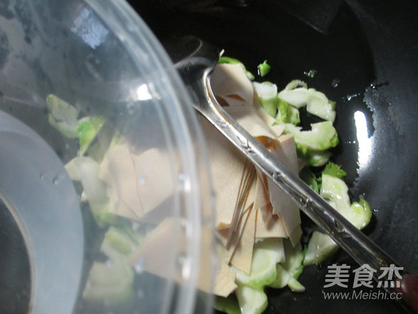 火腿肠千张炒儿菜