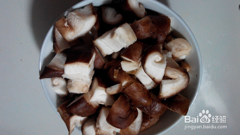 蘑菇小鸡块的做法。