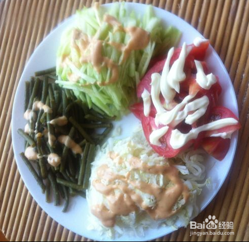 夏季怎样做出好吃的水果和蔬菜沙拉拼盘呢？