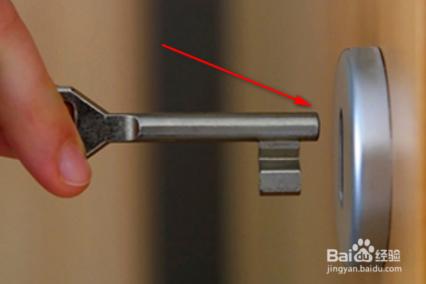 如何用钥匙锁家门呢？