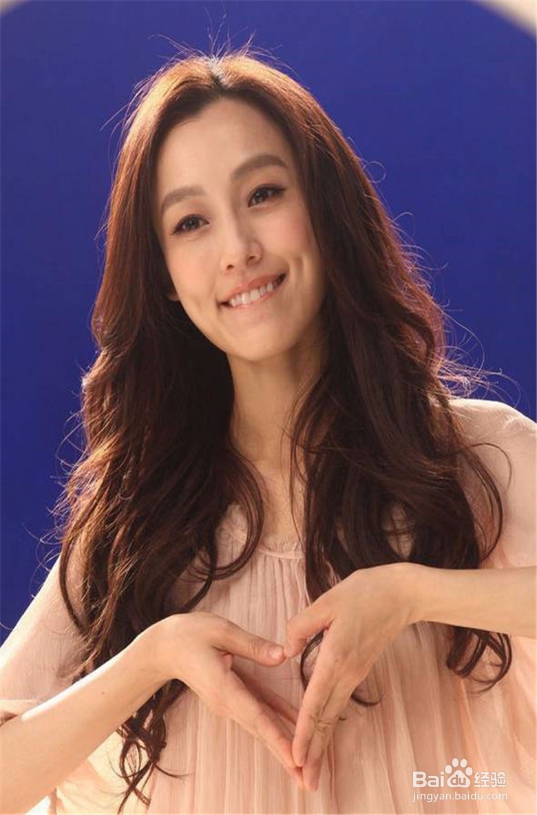 脸大的人适合什么发型和衣服