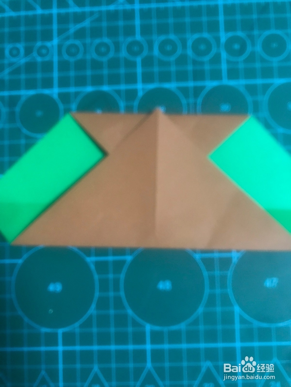 一个桃心上面带着叶子如何折?