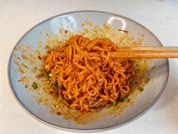 用泡面做武汉热干面