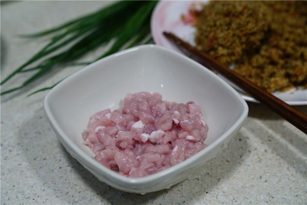 肉丁榨辣椒盖饭