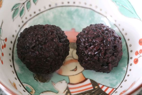 燕麦牛奶黑米团