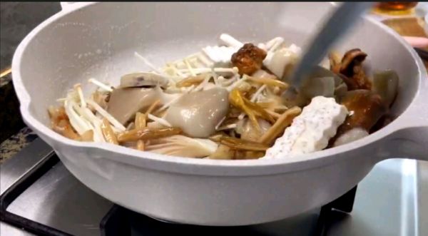 松茸菌菇粉丝煲