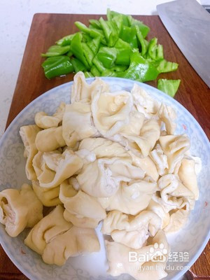 尖椒肥肠的做法