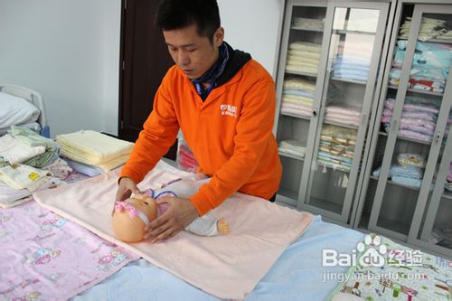 专业男月嫂怎么给宝宝做抚触？