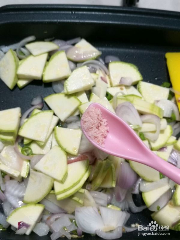 清理冰箱菜西葫芦炒洋葱