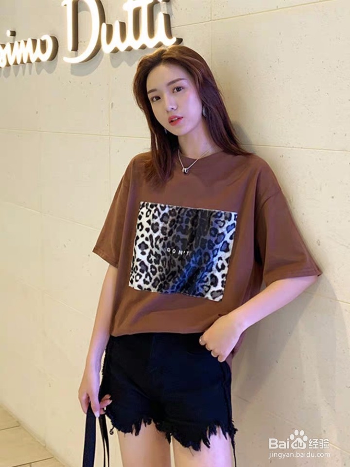 棕色T恤怎么搭配