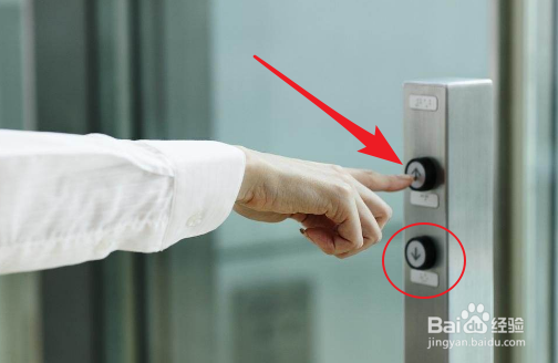 在外等电梯应该怎么按