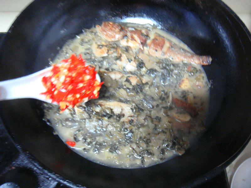 酸菜剁椒小黄鱼的做法，妈妈们快收！