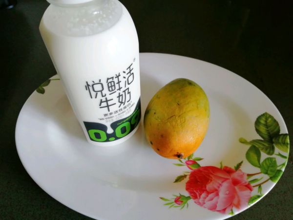 坚果燕麦芒果奶昔