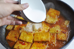 五花肉焖煎豆腐