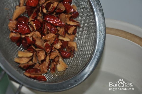 脆梨红枣银耳汤